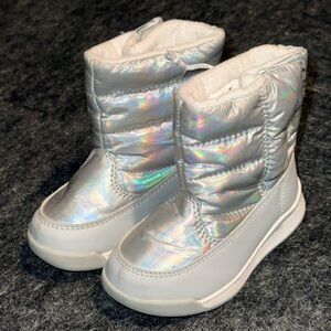 The childrens place Kids Silver Winter Boots like new toddler Sz 5